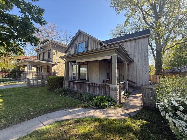 Building Photo - FOR RENT:732 Wellington St. – Available NOW!