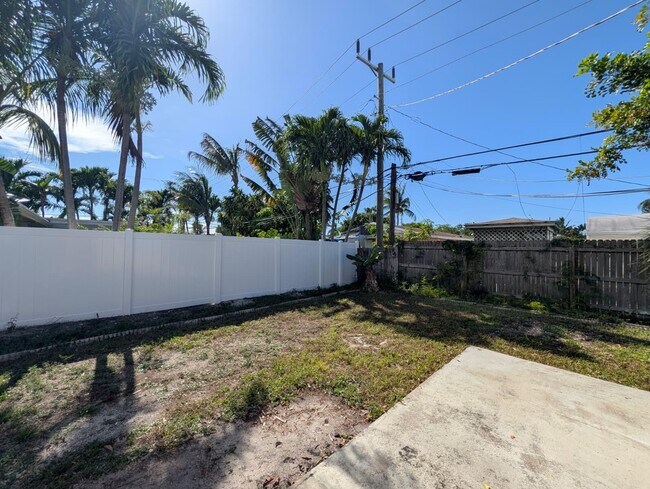 Building Photo - 621 NE 56th St
