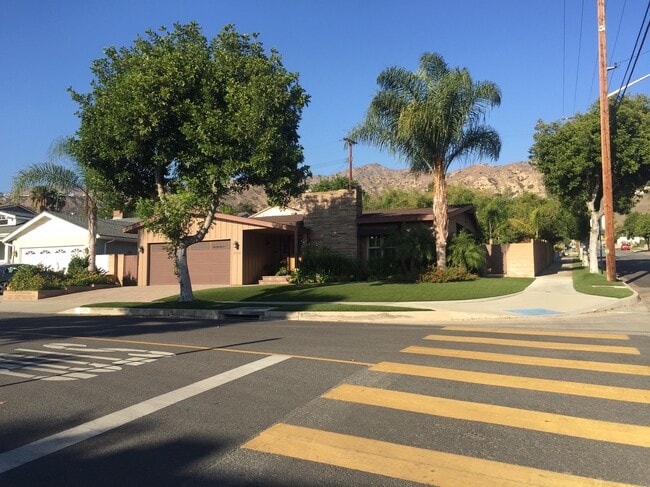 Building Photo - 2000 Karen St