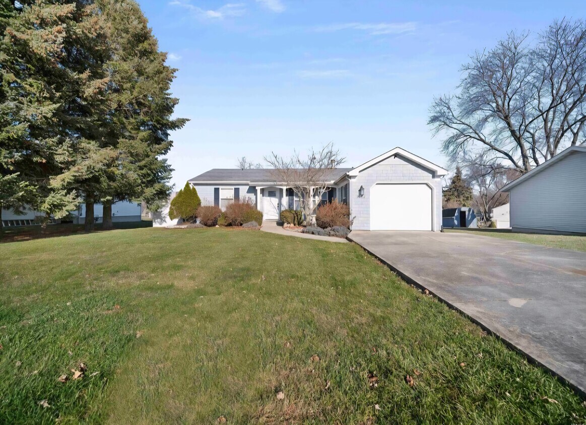 Primary Photo - 9202 E Lilac Ln