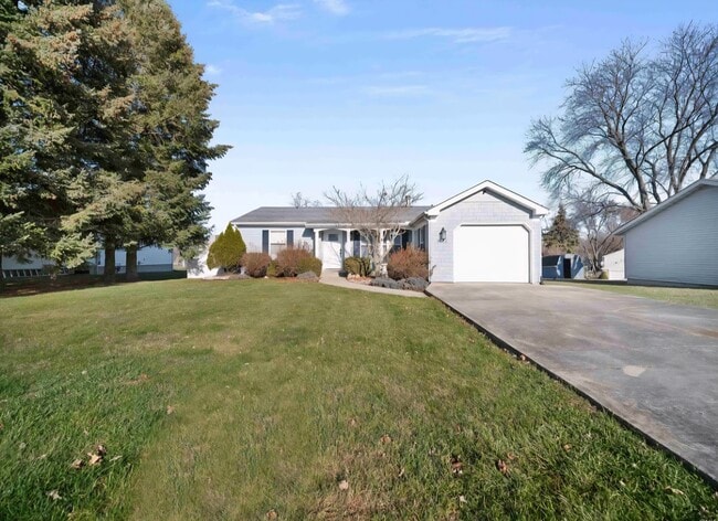 Building Photo - 9202 E Lilac Ln