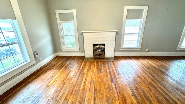 Foto del edificio - Charming 3-Bed, 2-Bath Home with Bonus Storage!