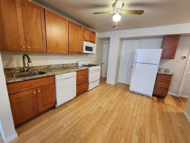 Foto del edificio - BEAUTIFUL, SPACIOUS 3 BEDROOM CENTRAL LOCA...