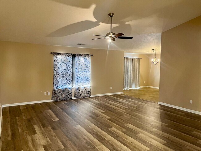 Foto del edificio - 3 Bed 2 Bath Ranch Style House with Fenced Backyard