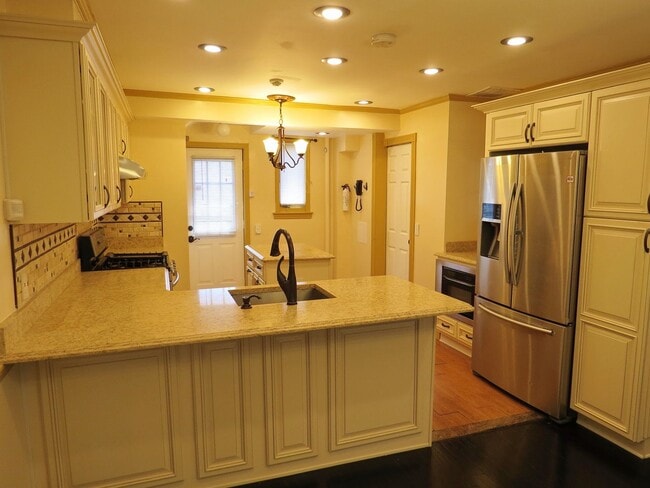 Building Photo - Totally Updated 3 Bed / 2.5 Bath