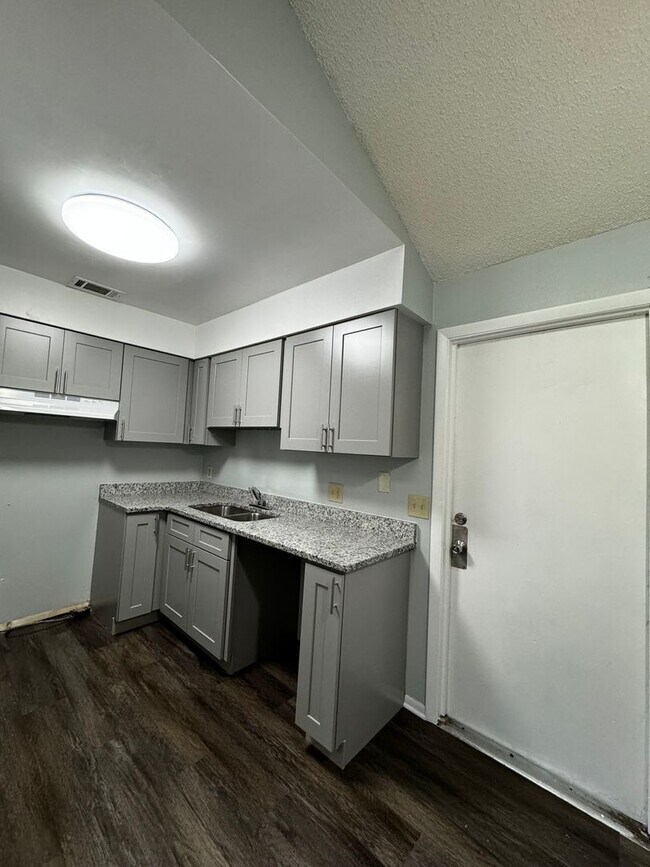 Foto del edificio - 4730 Lake Ridge Rd