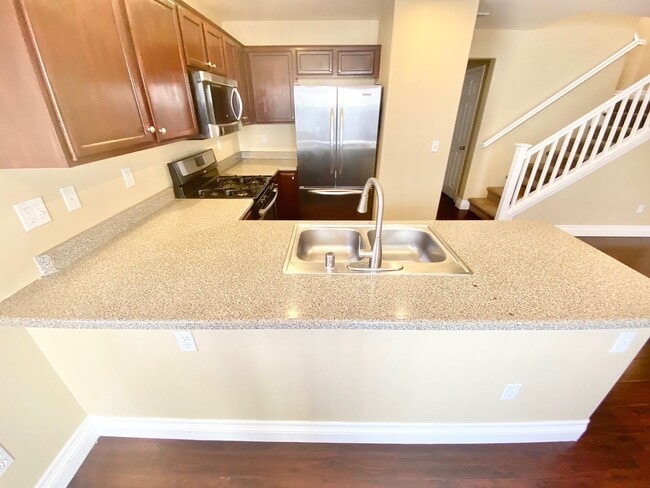 Building Photo - BEAUTIFUL 3 BEDROOM 2.5 BATHROOM 2 CAR GAR...