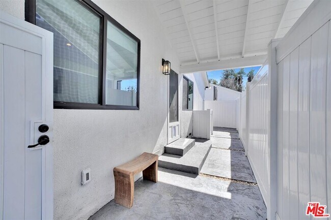 Foto del edificio - 14642 1/2 Runnymede St
