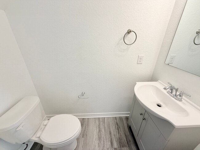 Foto del edificio - Spacious 4-Bedroom Home