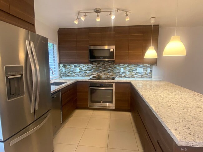 Building Photo - Beautifully Updated & Spacious 3 Bedroom 2...
