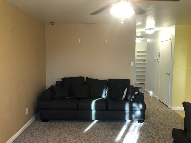 Foto del edificio - Clean Neat 3 Bedroom 2 Bathroom 1008 sft Rancho Cordova Home for Lease.