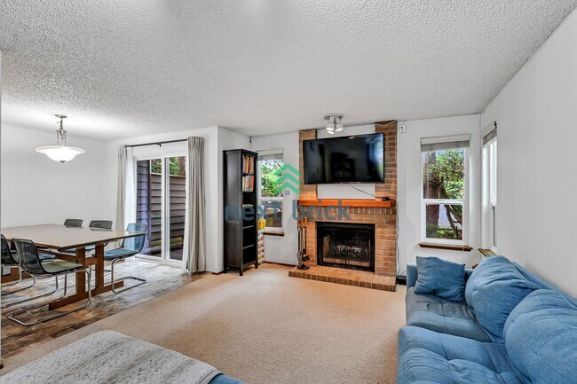 Foto del edificio - 3 BED & 1.5 BATH FOR RENT