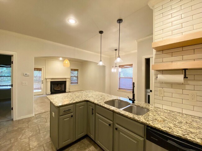 Foto del edificio - Three Bedroom Home- Available in Fayettevi...