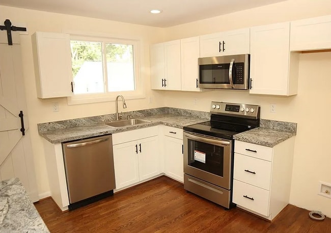 Building Photo - 7966 Kenmore Dr