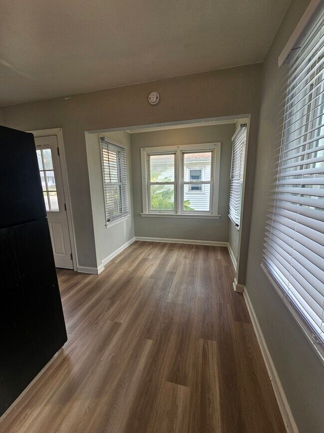 Foto del edificio - There is a $25 fee per application and everyone over 18 needs to fill out their own application.