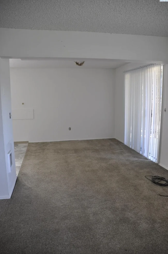 Dining area - 528 SW Summer St