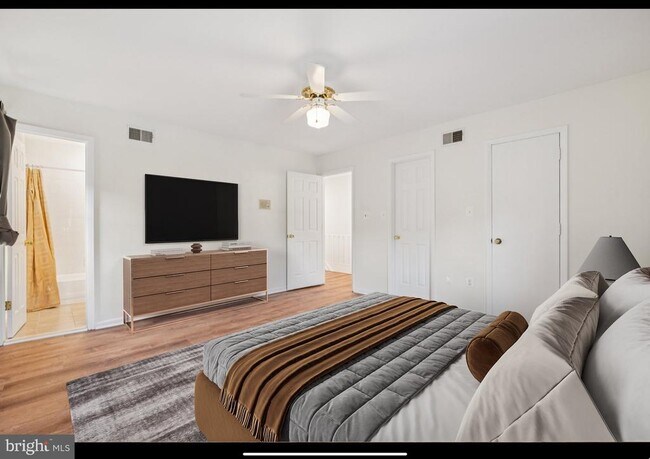 Building Photo - 12260 Greenleaf Ave