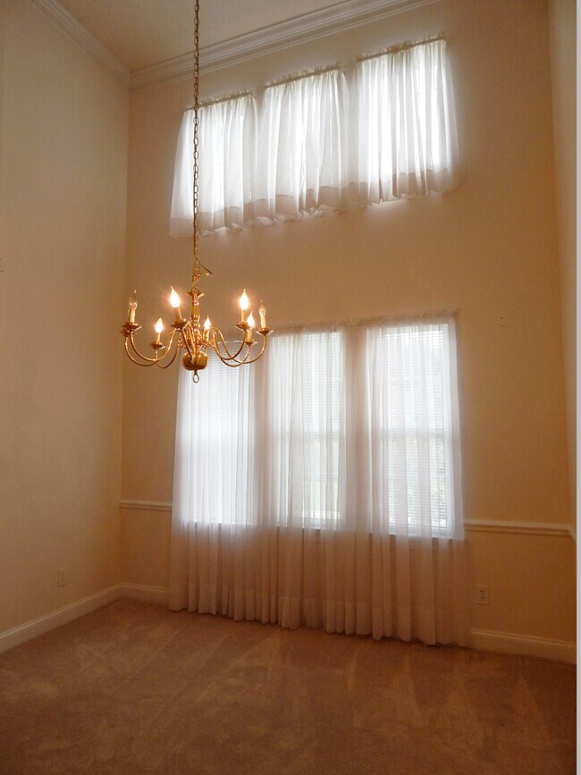 Foto del edificio - 2109 Elderberry Dr