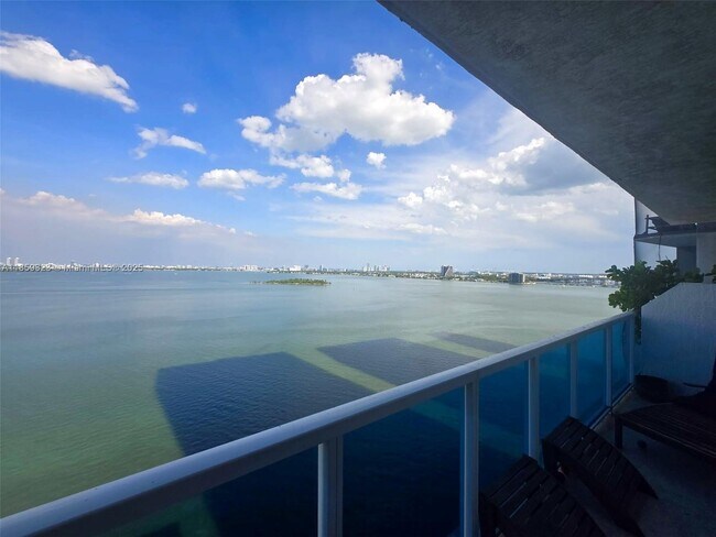 Foto del edificio - 700 NE 25th St