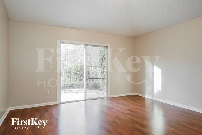 Building Photo - 489 MacKenzie Cir