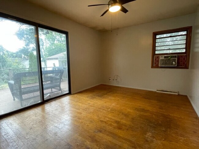 Building Photo - 3 bedroom home with 1.5 bathrooms Immediat...