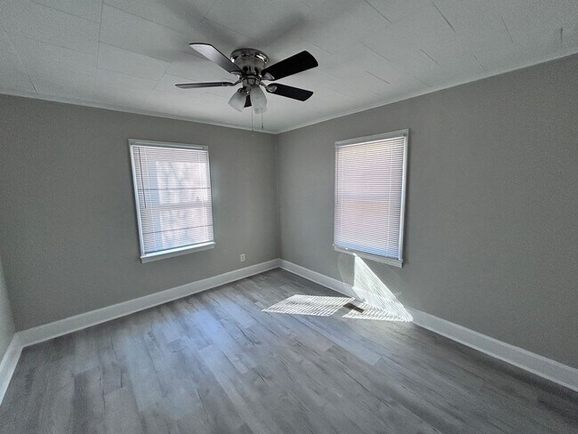 Building Photo - Move-in Ready!