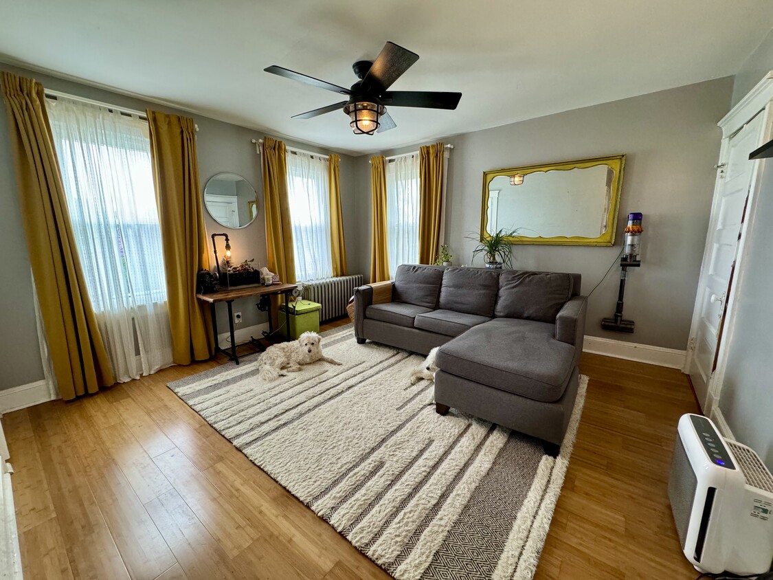 Living Room - 12 Broad St