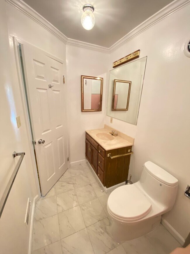 Building Photo - Charming 3-4 Bed/3 Bath Home in Belmont wi...