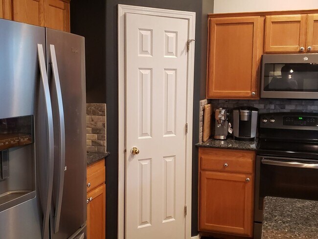 Building Photo - 4 bed, 3 bath well appointed home with top...