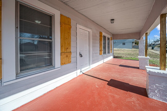 Building Photo - Renovated 3/1 in Quiet Neighborhood, Secti...