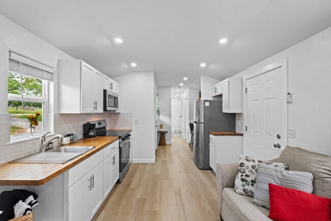 Building Photo - 403 E Roller Ave