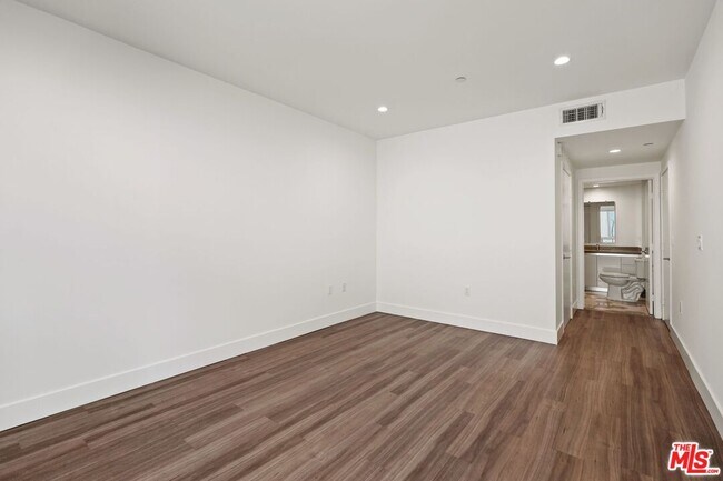 Foto del edificio - 1265 Barry Ave