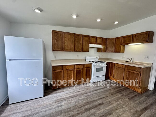 Building Photo - 627 3rd Ave