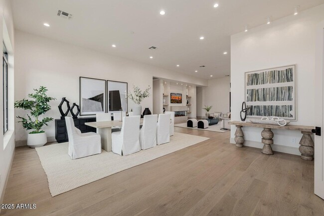 Foto del edificio - 3301 E Elm St