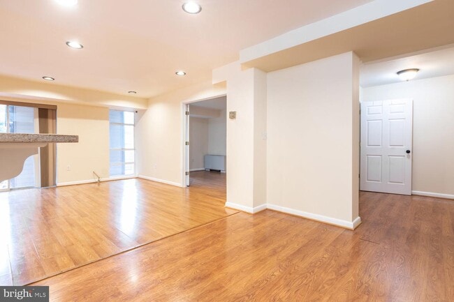 Building Photo - 7400 Lakeview Dr