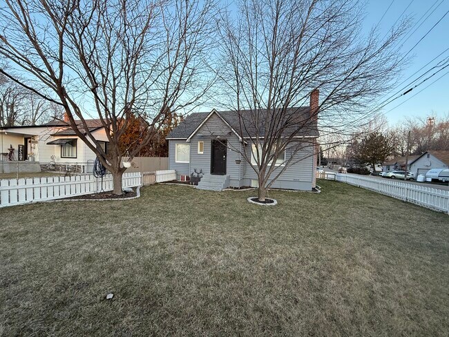 Building Photo - 1124 S Powerline Rd