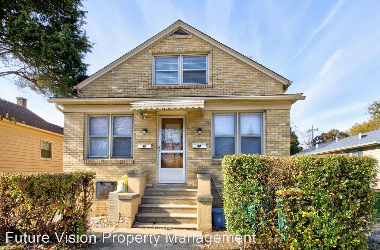 2 br, 1 bath House 1115 N Hickory St 1 House Rental in Joliet, IL