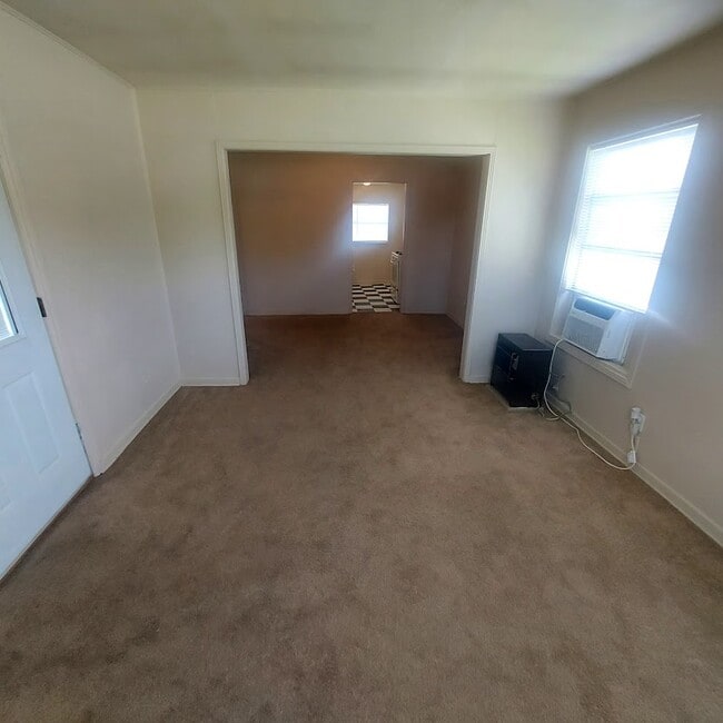 Sala de estar con vista al comedor - 4824 Carmen St