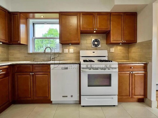 Building Photo - 3 bedroom in Flushing NY 11370
