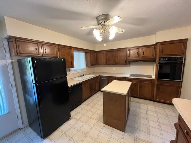 Foto del edificio - Great Family Home, Located off of Moon Roa...