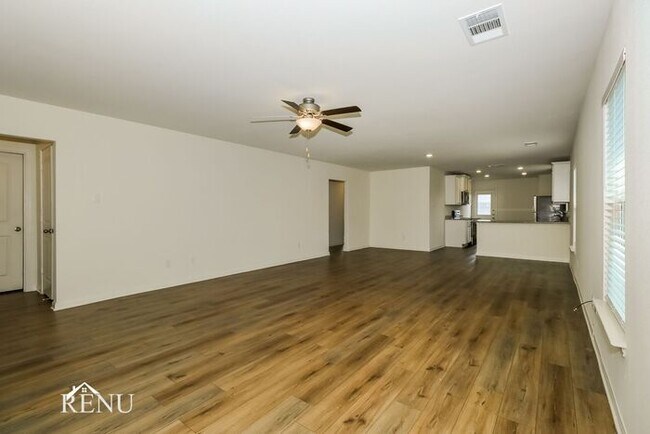 Foto del edificio - Now Available!