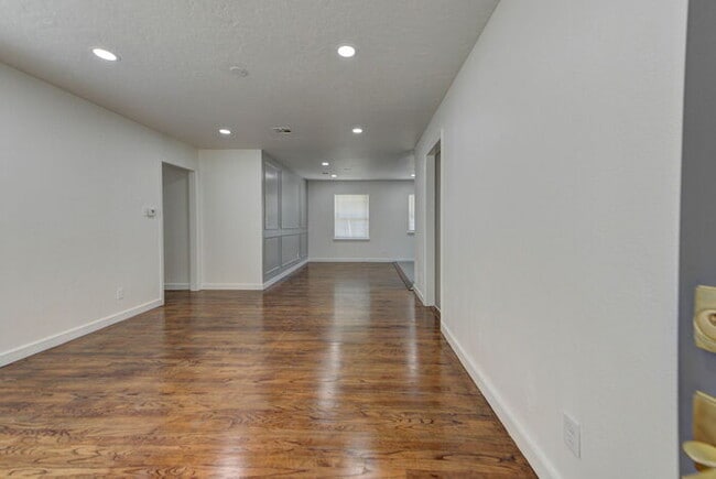 Building Photo - Fully Renovated 4 Bed, 2 Bath Near Campus!