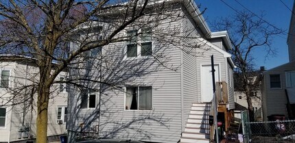 Building Photo - 136 Walnut Ave
