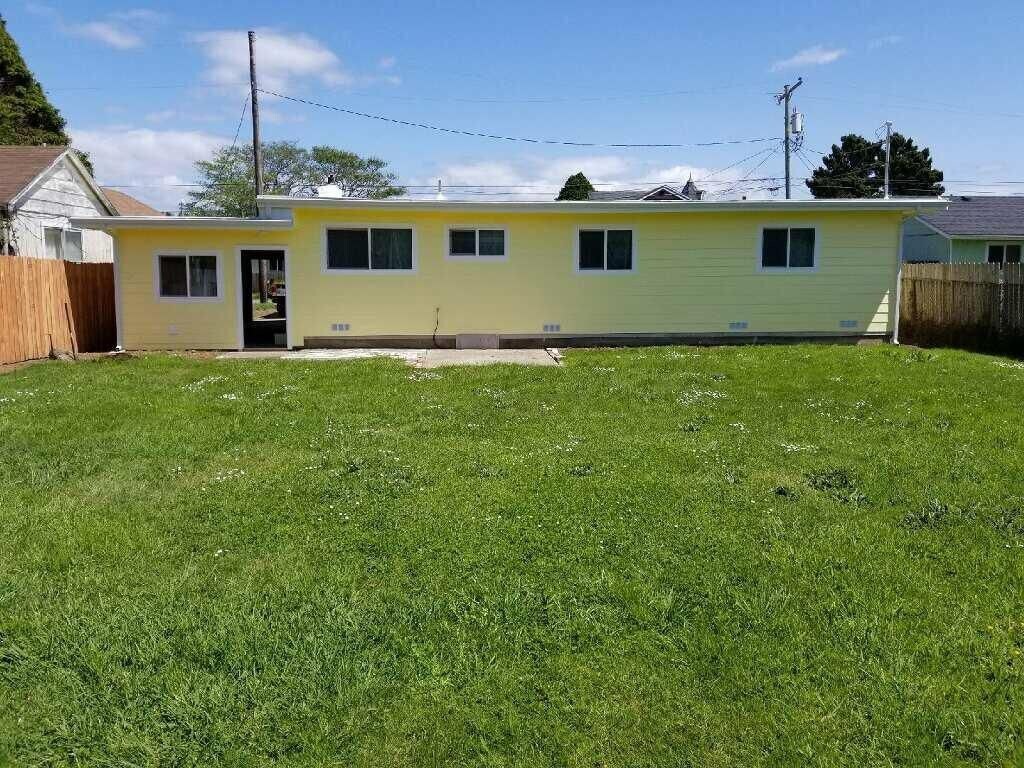 Primary Photo - 250 Grand Ave