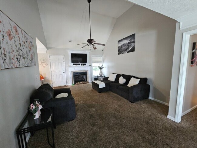 Foto del edificio - 692 Winding Bluff Way