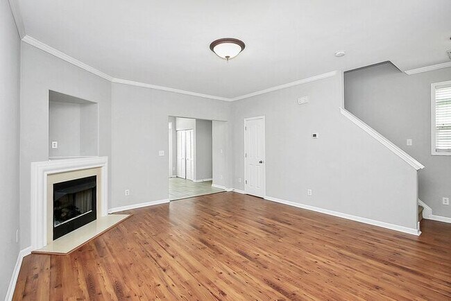 Building Photo - Lovely 3BD/2.5BA in Desirable Heritage Gre...