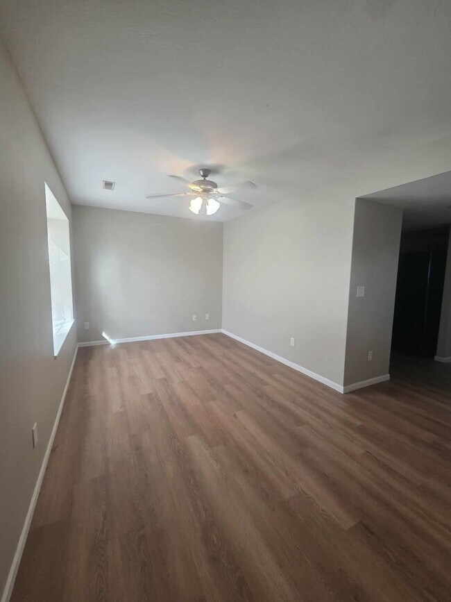 Foto del edificio - 936 W 8th St