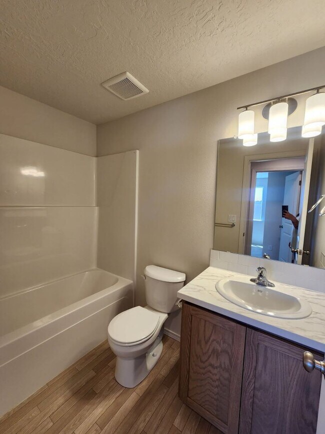 Foto del edificio - Open House Fri. 7/31, 11am-1pm and 4pm-6pm