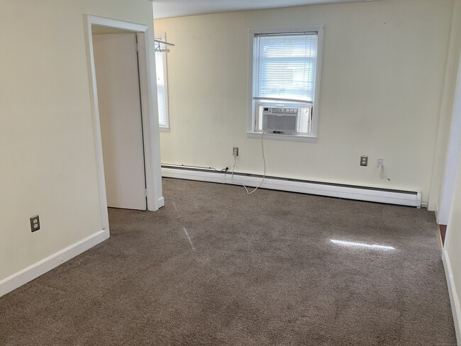 Building Photo - 1403 Farmington Ave