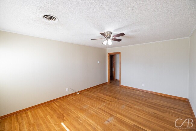 Foto del edificio - For Lease